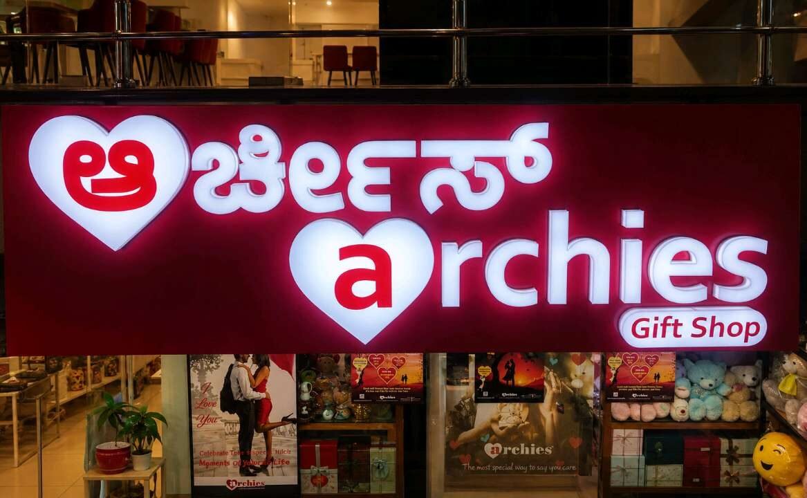 Illuminated storefront signboard for a gift shop with bilingual lettering